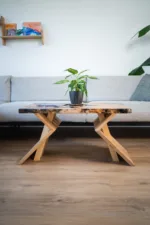 Konferenční stůl Bon Zeisario v interiéru zepředu.