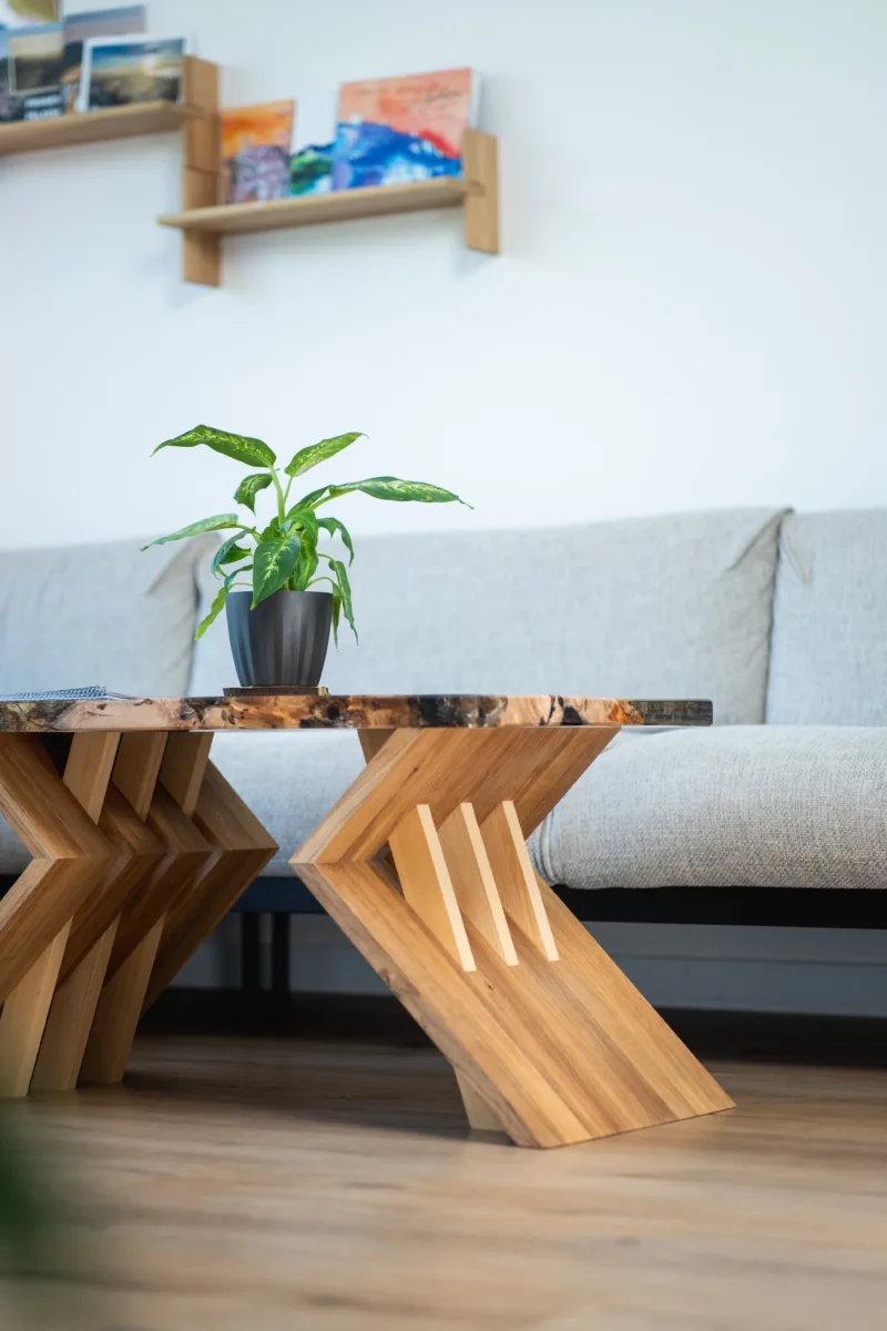 Konferenční stůl Bon Zeisario v interiéru, detail nohy.