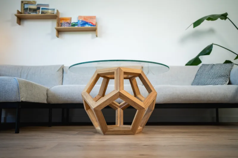 Konferenční stůl Bon Lioro z masivního dubu se skleněnou deskou Glase Cir pohled na čelní hranu.