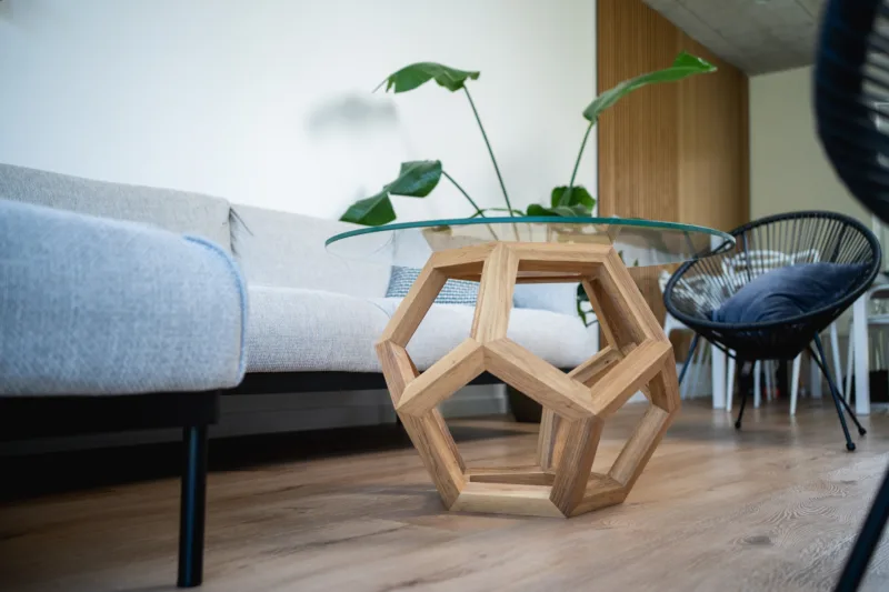 Konferenční stůl Bon Lioro z masivního dubu se skleněnou deskou Glase Cir pohled zboku.