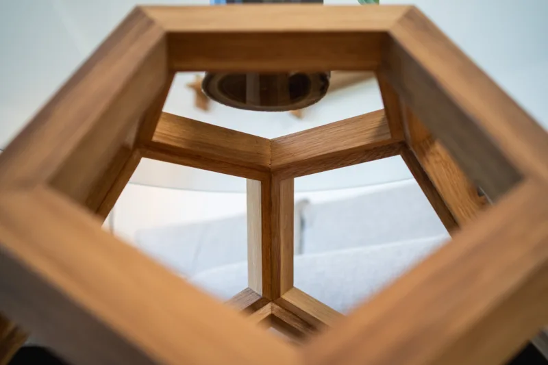 Konferenční stůl Bon Lioro z masivního dubu se skleněnou deskou Glase Cir detailní pohled dovnitř.