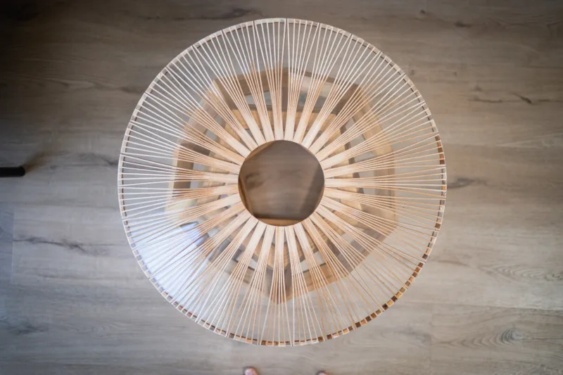 Konferenční stůl Bon Lioro z masivního dubu s epoxidovou deskou Arbo Iris pohled shora.