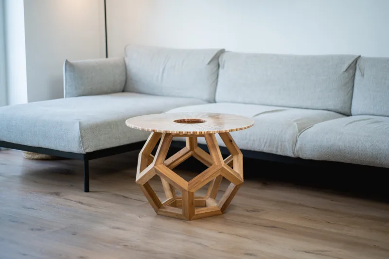 Konferenční stůl Bon Lioro z masivního dubu s epoxidovou deskou Arbo Iris pohled z úhlu.