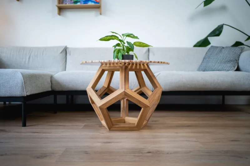 Konferenční stůl Bon Lioro z masivního dubu s epoxidovou deskou Arbo Iris pohled z přední strany.