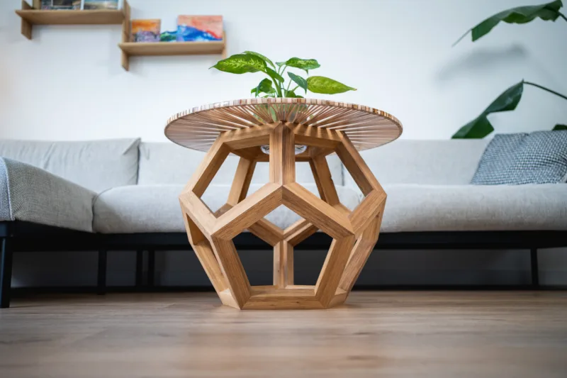 Konferenční stůl Bon Lioro z masivního dubu s epoxidovou deskou Arbo Iris pohled zespodu.