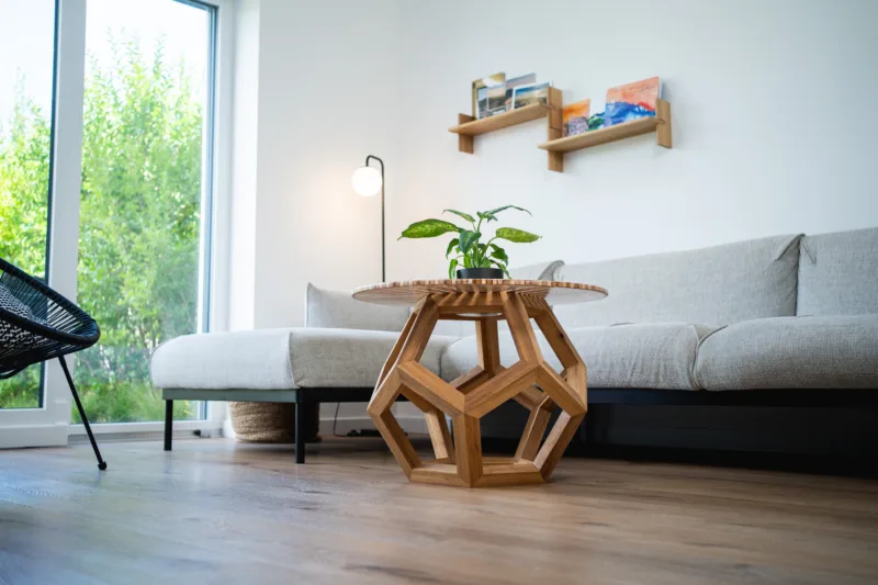 Konferenční stůl Bon Lioro z masivního dubu s epoxidovou deskou Arbo Iris pohled zdola s květináčem.