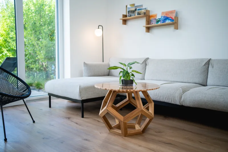 Konferenční stůl Bon Lioro z masivního dubu s epoxidovou deskou Arbo Iris celek s rostlinou.