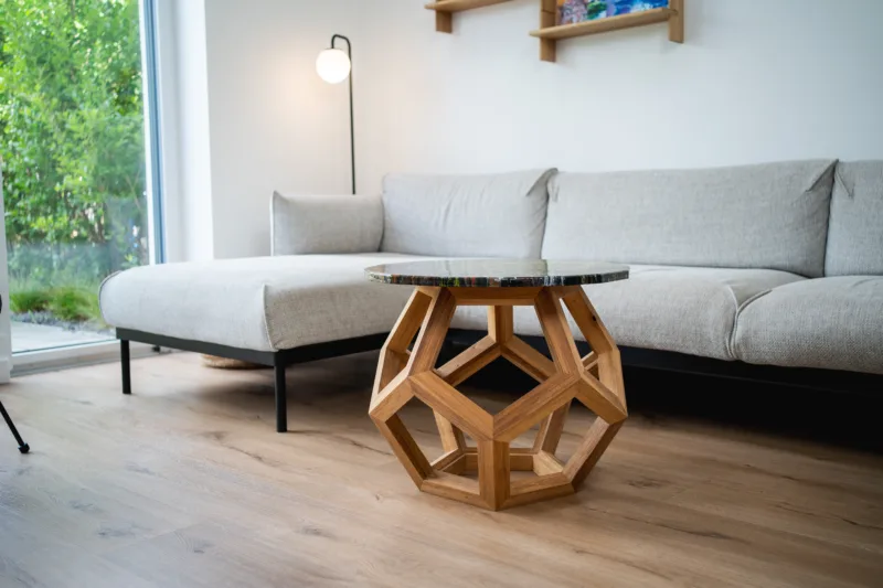 Konferenční stůl Bon Lioro z masivního dubu se skleněnou deskou Glase Cir pohled na čelní stranu zepředu.