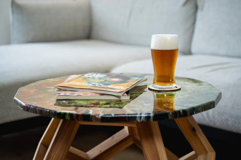 Konferenční stůl Bon Lioro z masivního dubu se skleněnou deskou Glase Cir detailní pohled.