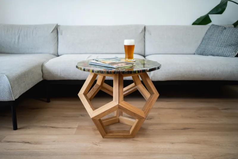 Konferenční stůl Bon Lioro z masivního dubu se skleněnou deskou Glase Cir pohled z čelní strany.