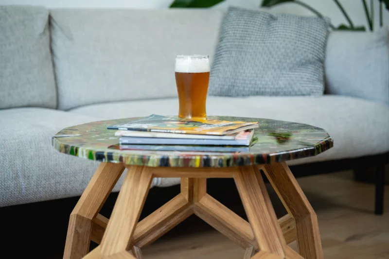 Konferenční stůl Bon Lioro z masivního dubu se skleněnou deskou Glase Cir pohled na desku s pivem.