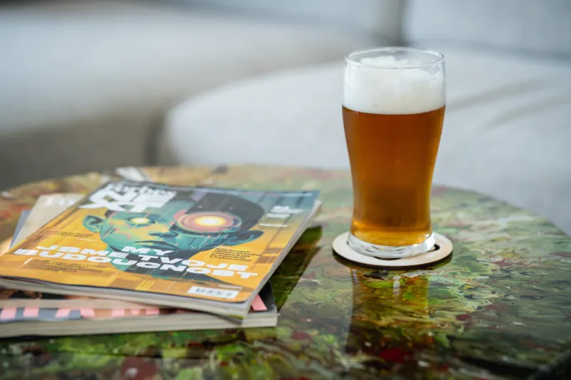 Konferenční stůl Bon Lioro z masivního dubu se skleněnou deskou Glase Cir pohled na detail desky.