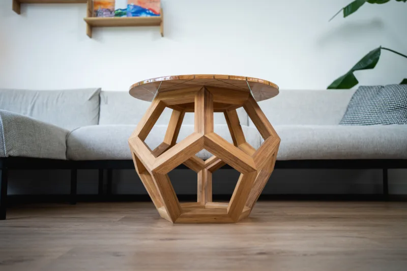 Konferenční stůl Bon Lioro z masivního dubu se skleněnou deskou Glase Cir pohled zepředu zdola.