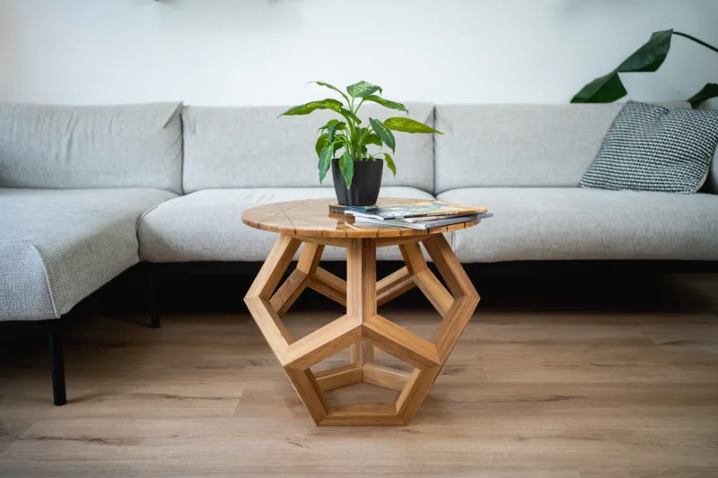 Konferenční stůl Bon Lioro z masivního dubu se skleněnou deskou Glase Cir pohled na čelní hranu.