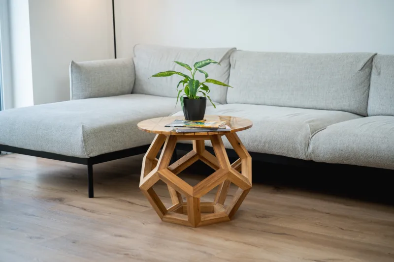 Konferenční stůl Bon Lioro z masivního dubu se skleněnou deskou Glase Cir nadhled s květináčem.