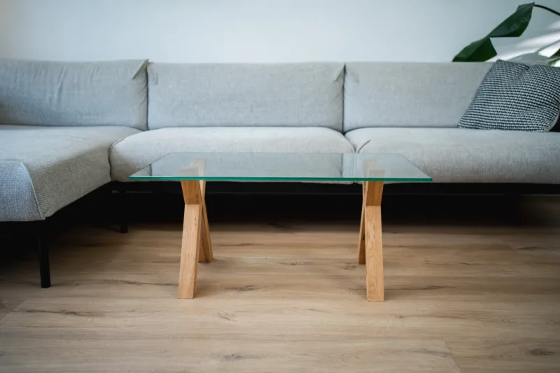 Konferenční stůl z dubového dřeva Bon Ravera se skleněnou deskou Glase Cirte v interiéru pohled zepředu.