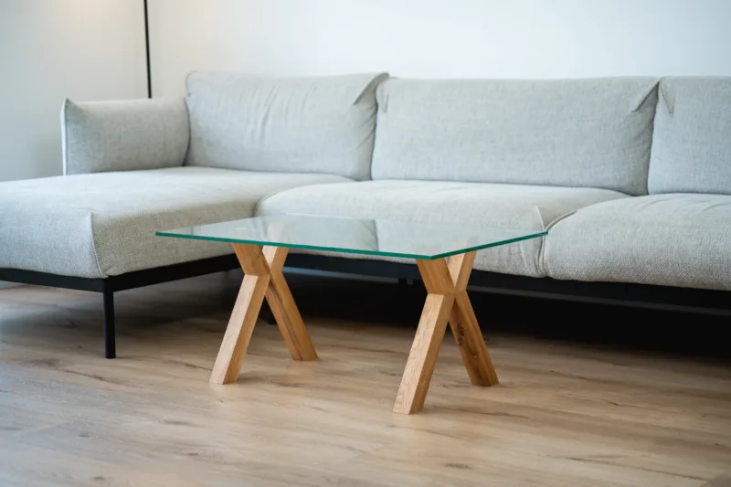 Konferenční stůl z dubového dřeva Bon Ravera se skleněnou deskou Glase Cirte pohled ze strany.