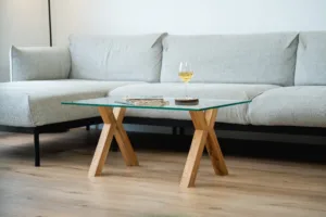 Konferenční stůl Bon Ravera z dubového dřeva se skleněnou deskou Glase Cirte v interiéru pohled na celek.