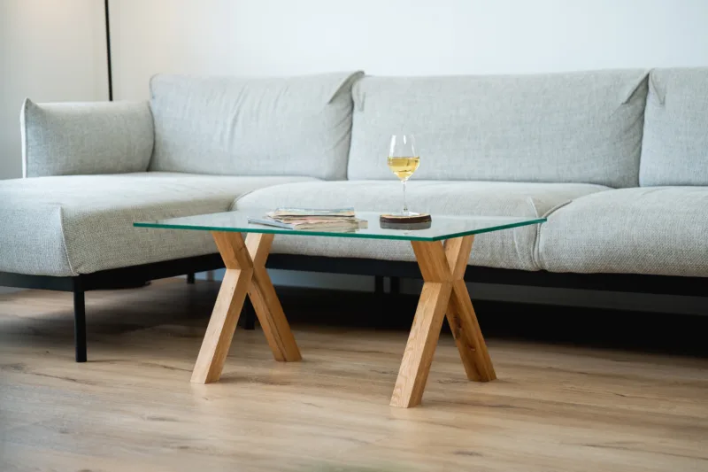 Konferenční stůl Bon Ravera z dubového dřeva se skleněnou deskou Glase Cirte v interiéru pohled na celek.