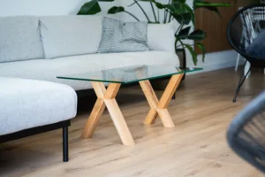 Konferenční dubový stůl Bon Ravon se skleněnou desko Glase Cirte v interiéru pohled ze strany.