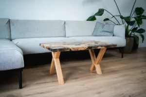 Konferenční dubový stůl Bon Ravon s designovou deskou Oliv Vetum z olivovníku pohled ze strany.