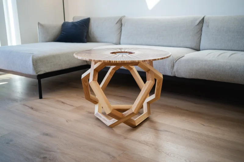 Konferenční jasanový stůl Bon Taero s epoxidovou deskou Arbo Iris pohled zepředu.