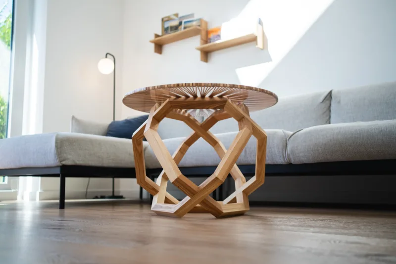 Konferenční jasanový stůl Bon Taero s epoxidovou deskou Arbo Iris pohled zespodu.