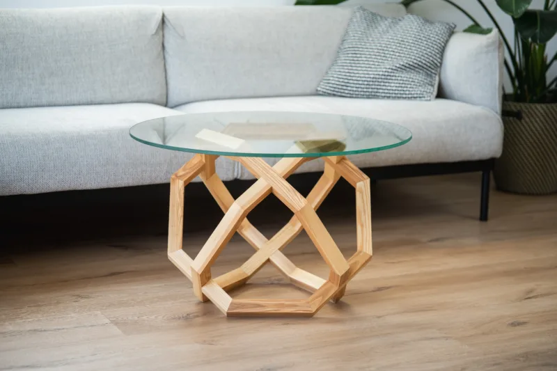 Konferenční jasanový stůl Bon Taero se skleněnou deskou Glase Cir v interiéru pohled z úhlu.