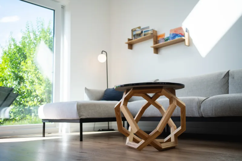 Konferenční jasanový stůl Bon Taero s akrylovou deskou Lume Galax v interiéru pohled zespodu.