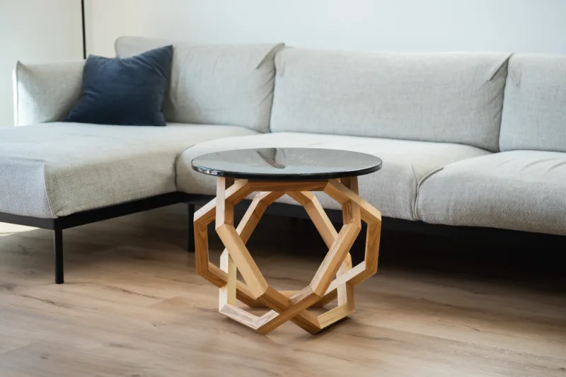 Konferenční jasanový stůl Bon Taero s akrylovou deskou Lume Galax v interiéru pohled zepředu.