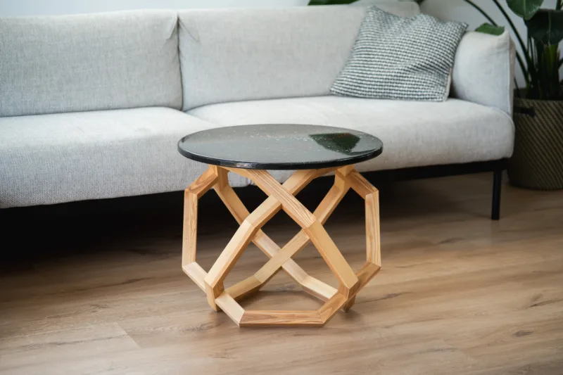 Konferenční jasanový stůl Bon Taero s akrylovou deskou Lume Galax v interiéru pohled z úhlu.