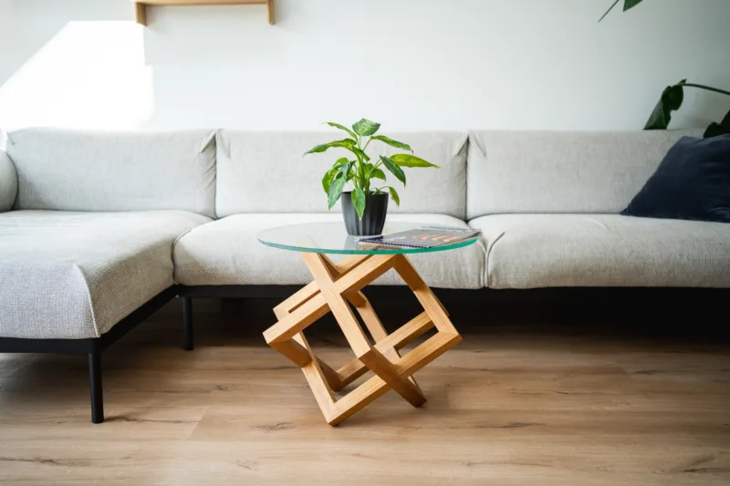 Konferenční dubový stůl Bon Riete se skleněnou deskou v interiéru pohled ze strany.