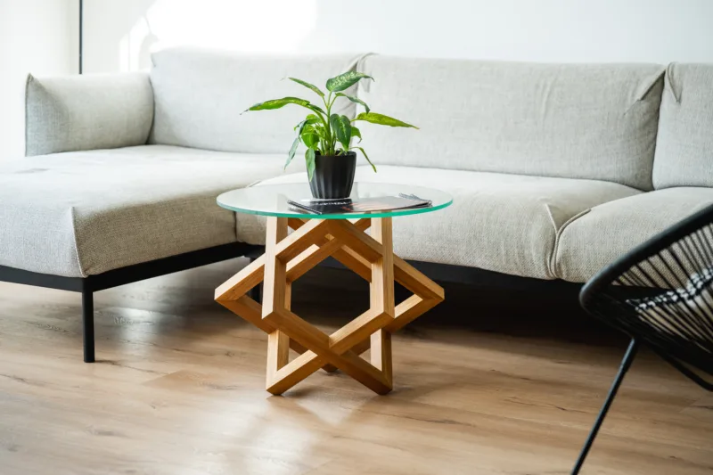 Konferenční dubový stůl Bon Riete se skleněnou deskou v interiéru pohled zepředu.