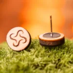 drevene-nausnice-space-root-motiv-interier-mech-detail