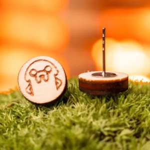 drevene-nausnice-space-root-motiv-jake-the-dog-interier-mech-detail