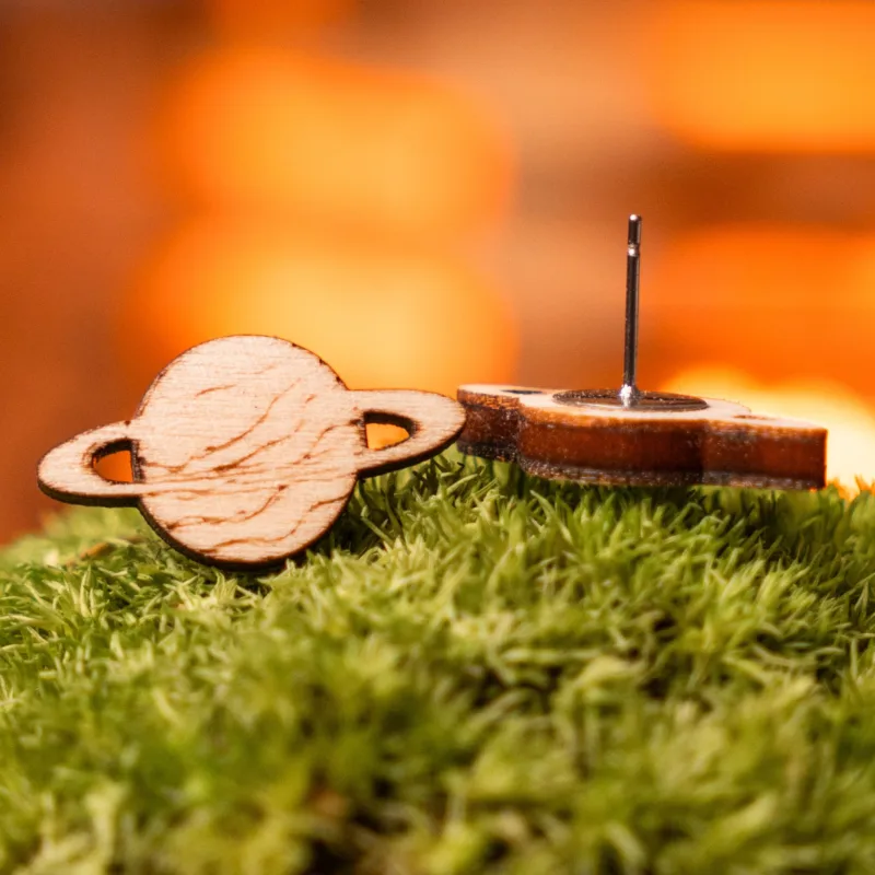 drevene-nausnice-space-root-motiv-planeta-interier-mech-detail