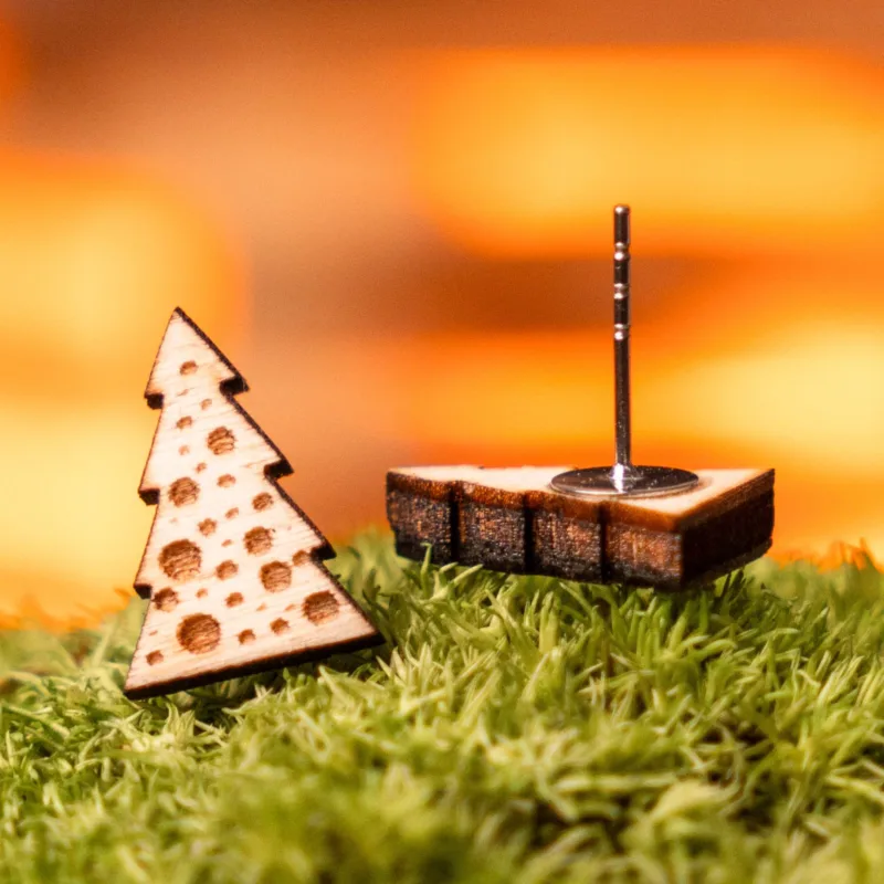 drevene-nausnice-space-root-motiv-vanocni-stromek-interier-mech-detail