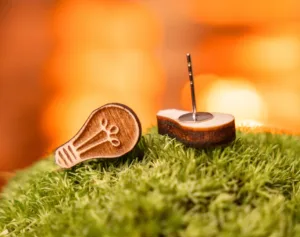 drevene-nausnice-space-root-motiv-zarovka-interier-mech-kopieJPG