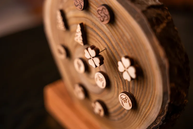 Dřevěný stojan na náušnice Guliver shora detailně.