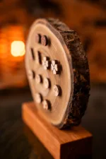 Dřevěný stojan na náušnice Guliver zboku.