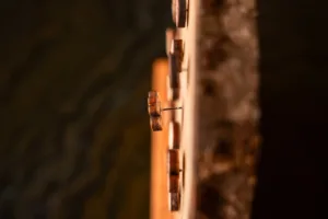 Dřevěný stojan na náušnice Guliver ze strany detailně.