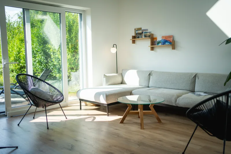 Konferenční dubový stůl Bon Veyron se skleněnou deskou Glase Cir 80 cm v interiéru pohled na celek.