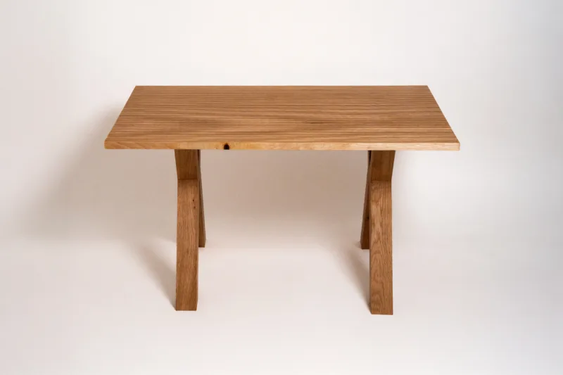 Stolová deska z kvalitní překližky Line Plana na stole Bon Ravera pohled zepředu