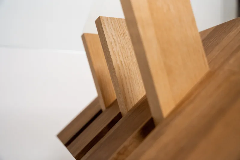 Podnož - Borne Zeis - detail kresby dřeva