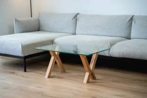 Skleněná stolová deska Glase Cirte se stolem Bon Ravera pohled zepředu