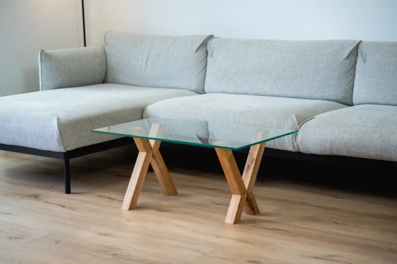 Skleněná stolová deska Glase Cirte se stolem Bon Ravera pohled zepředu