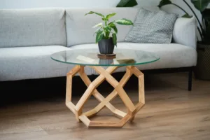 Skleněná stolová deska Glase Cir o průměru 80 cm se stolem Bon Taero pohled z úhlu